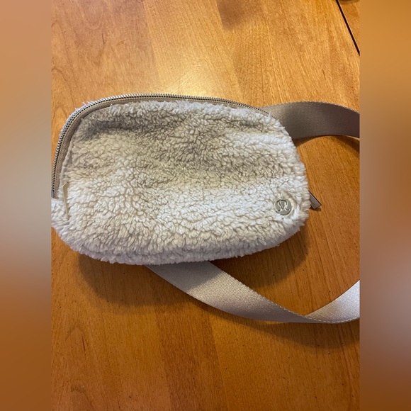 Lululemon Everywhere Belt Bag Sherpa - Picture 1 of 4